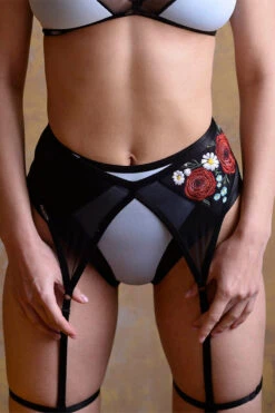 Queen Garter Belt - Peace -Rad Store 2 69f3dcf0 547e 45f6 9150 9baf5057221c