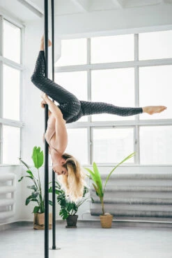 REV ACTIV Sticky Leggings - Black 13 REV ACTIV Sticky Leggings - Black -Rad Store revactiv dancetemple print malowanieswiatlem 0034